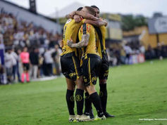 Jogadores do Novorizontino comemorando vitória contra o Santos