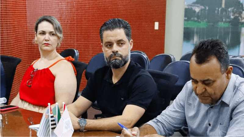 Gestor assume em definitivo após período como interino; prefeitura mantém diretriz de continuidade na pasta