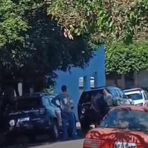 suspeito de roubar carro
