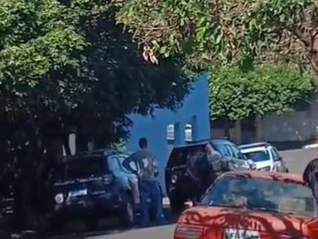 suspeito de roubar carro