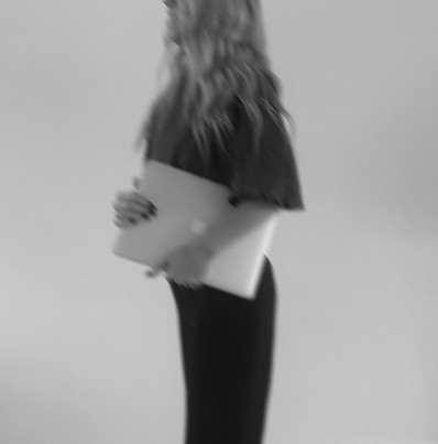 Persoon houdt laptop vast