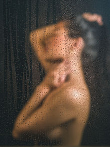 Há cada vez mais especialistas a recomendar o dark showering. Inspirada na medicina aiurvédica, a prática tem vindo a ganhar expressão através do TikTok. A temperatura tépida da água reduz o cortisol, hormona na origem do stresse, preparando o organismo para uma noite de sono tranquila
