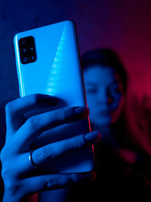 Aprenda a defender-se da luminosidade dos ecrãs de telemóveis, tablets e computadores