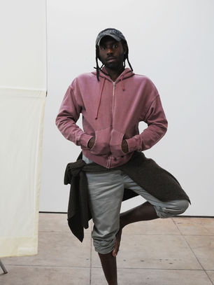 A marca de moda norte-americana escolhe o cantor, compositor, instrumentista e produtor inglês para protagonizar a campanha publicitária internacional que divulga as novas criações grunge e preppy