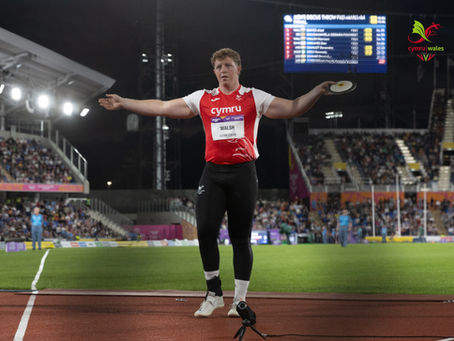 Y Ffordd i Glasgow: Taith Harrison Walsh o'r Arena Ddomestig i Gystadlaethau Rhyngwladol