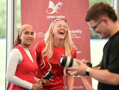 Myfyriodd Phillipa Yarranton ar foment gyflawn Met Caerdydd gyda Thîm Cymru