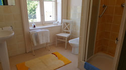 La salle de bain de la chambre à fleurs