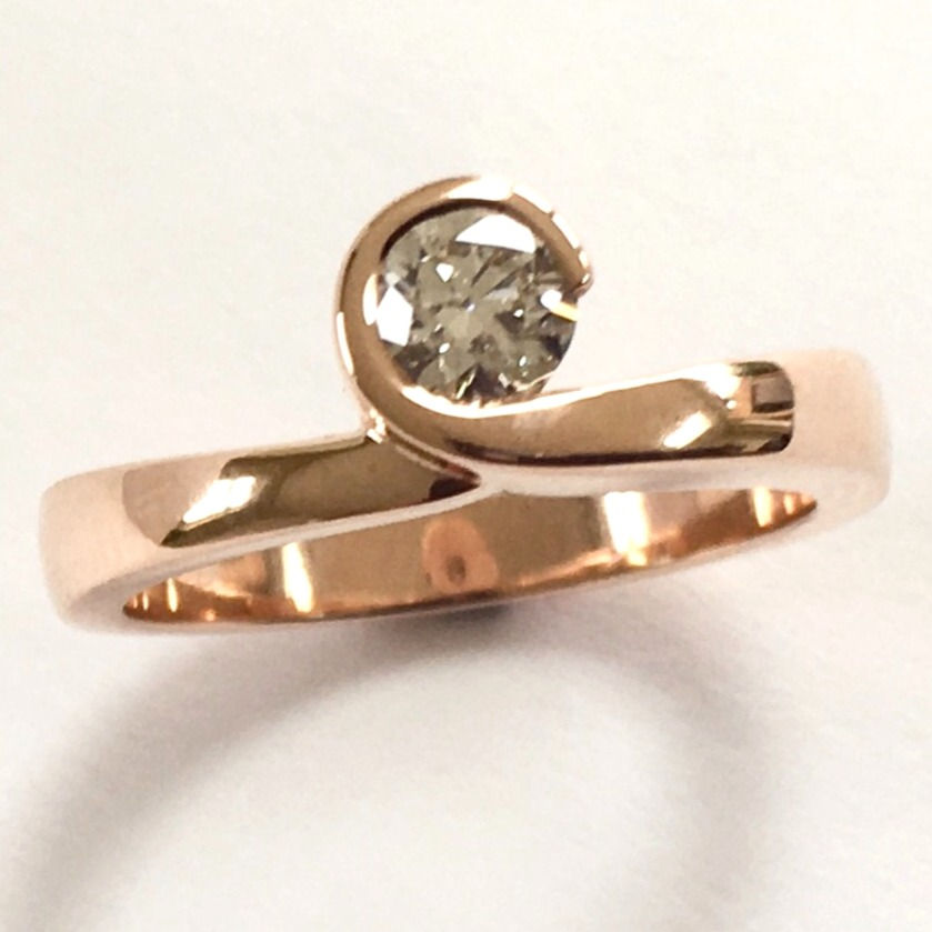 Thumbnail: 9ct Red Gold & Diamond Swirl Ring