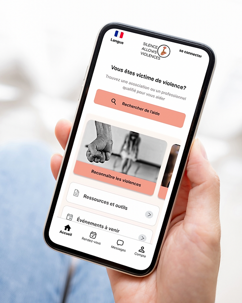Personne avec téléphone mobile dans la main utilisant une application d'aide