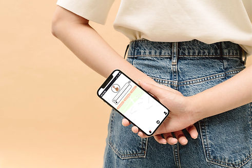 Femme tenant un téléphone mobile dans son dos avec sur l'écran l'application Silence Allows Violences