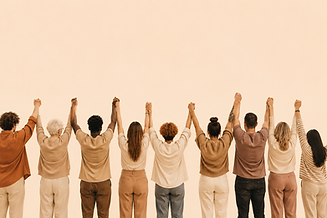 Groupe de personnes se tenant les mains levées