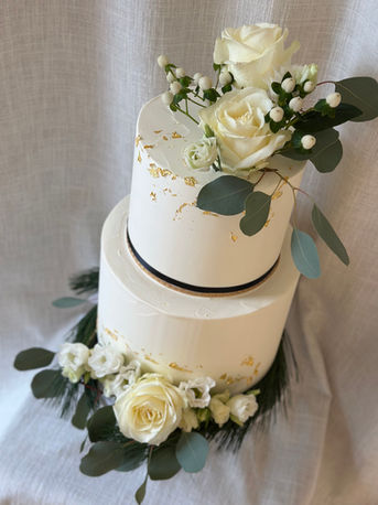 Torte weiß eingestrichen mit Blattgold und echten Rosen