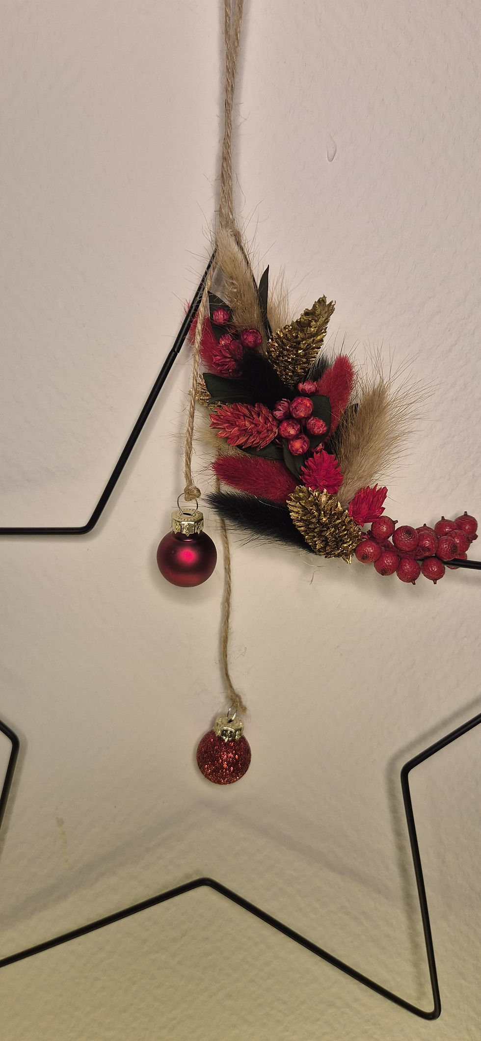 Miniaturbild: Metallstern mit Trockenblumen & Weihnachtskugeln – Rot, Schwarz & Gold