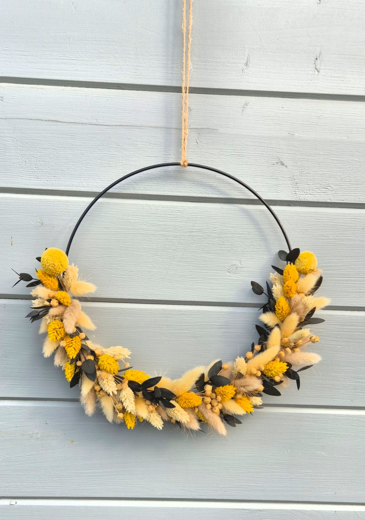 Trockenblumenkranz in Gelb, Grün & Creme – schwarzer Metallring Ø 25 cm
