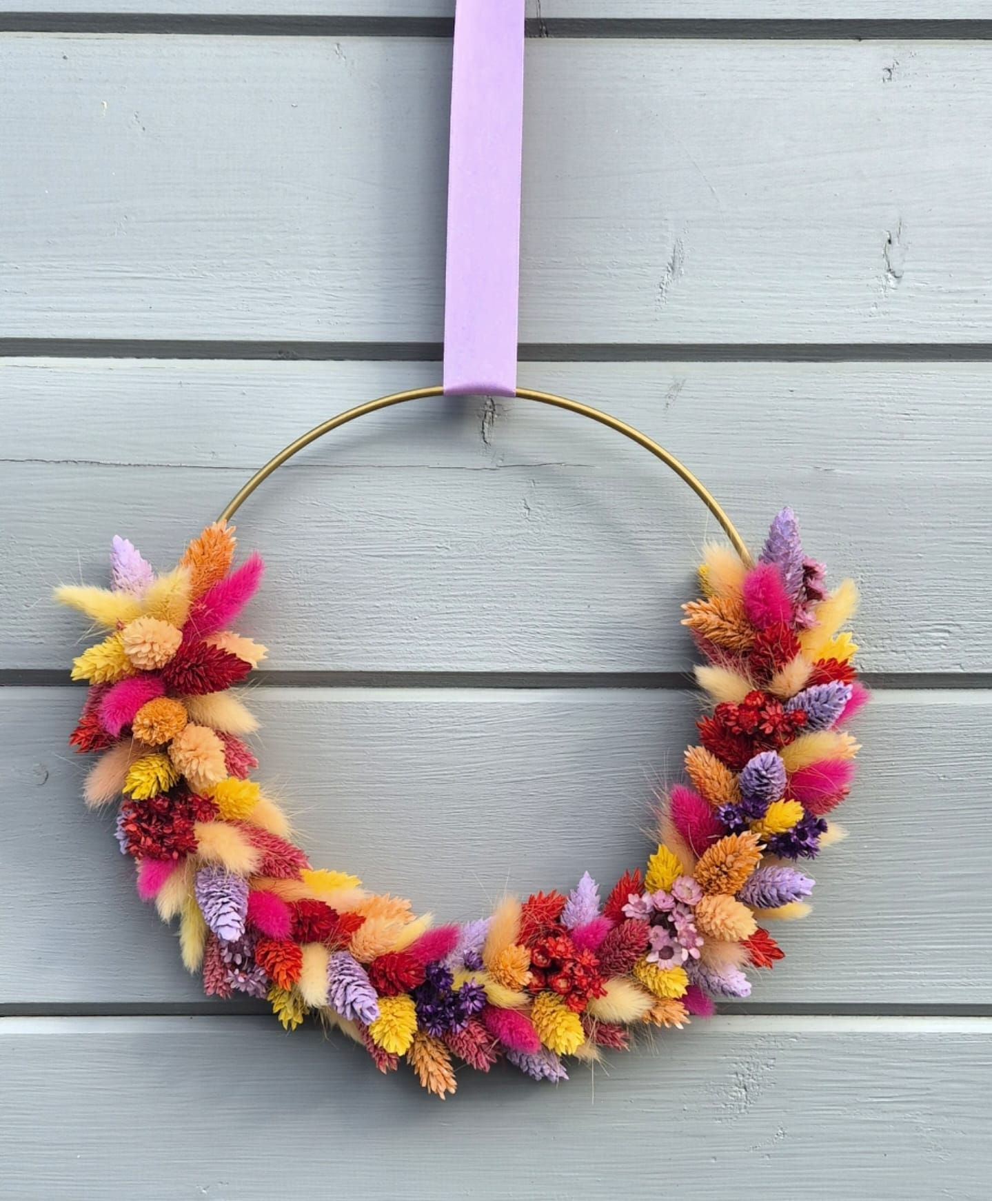 Farbenfroher Trockenblumen-Loop am goldenen Ring – Ø 20 cm