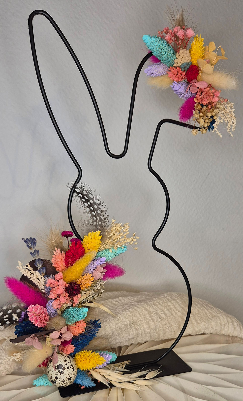 Miniaturbild: Metallhase mit bunten Trockenblumen