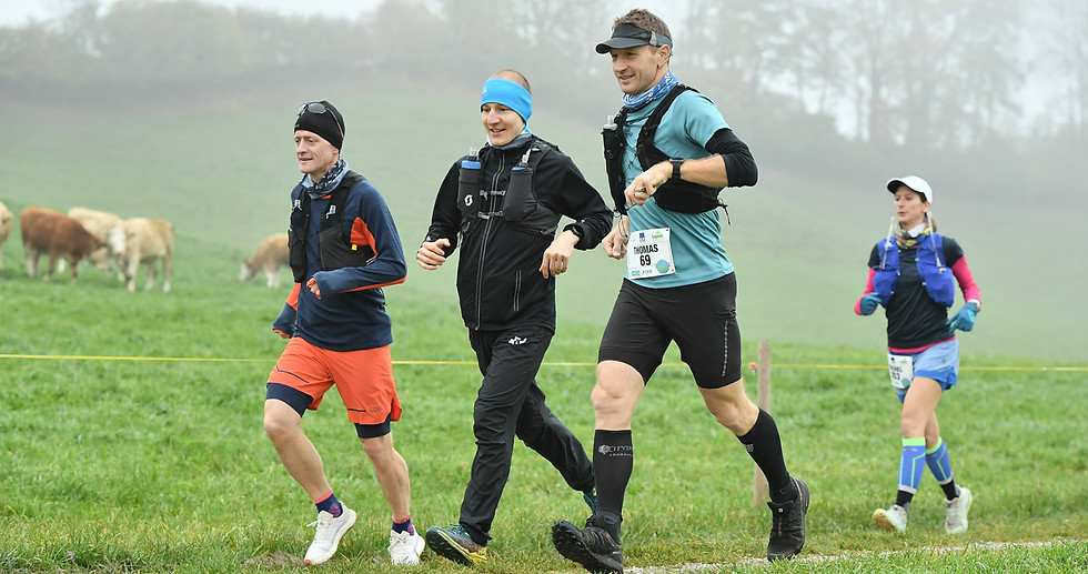 Freunde laufen gemeinsam beim Gantrisch Trail