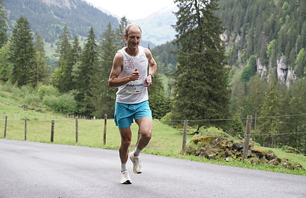 Jonathan Schmid gewinnt der Blüemlisalp-Lauf 2025