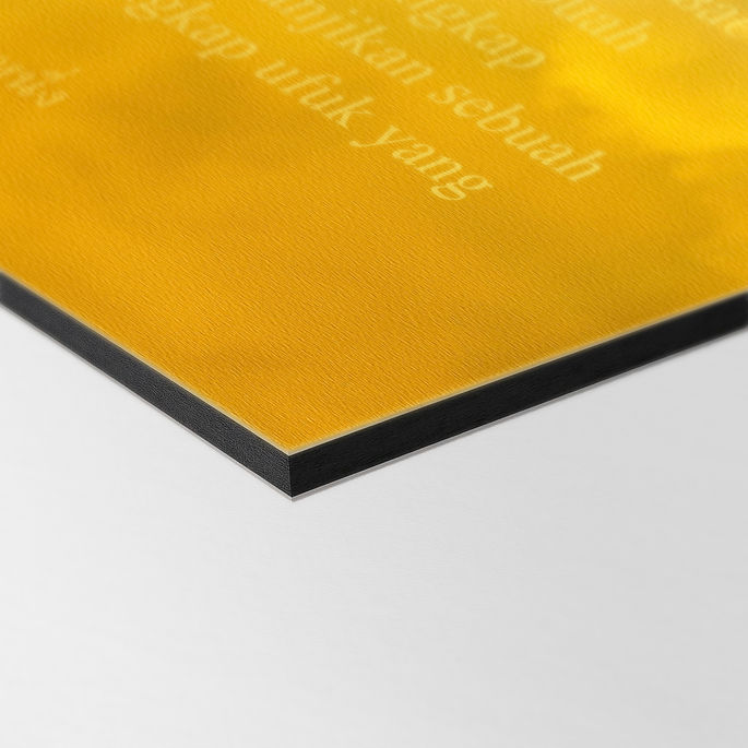 lose-up side view of the artwork, showing the 6 mm Dibond thickness and slim profile.