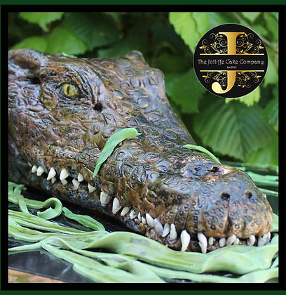 life like realistic carved sculpted crocodile cake.