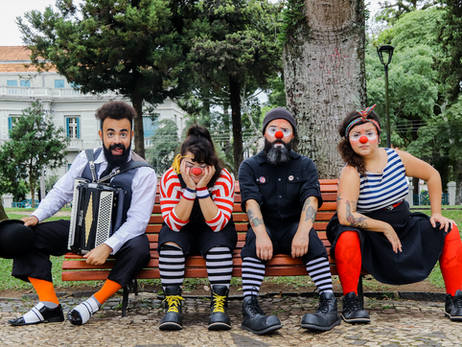 Cia Risas chega ao Festival de Curitiba com palhaçaria e improvisação nas ruas da cidade