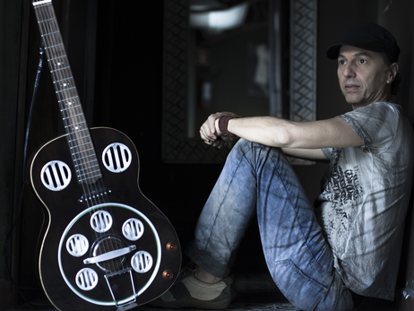 Zeca Baleiro inicia turnê ‘O Amor no Caos’ por Curitiba, em novembro