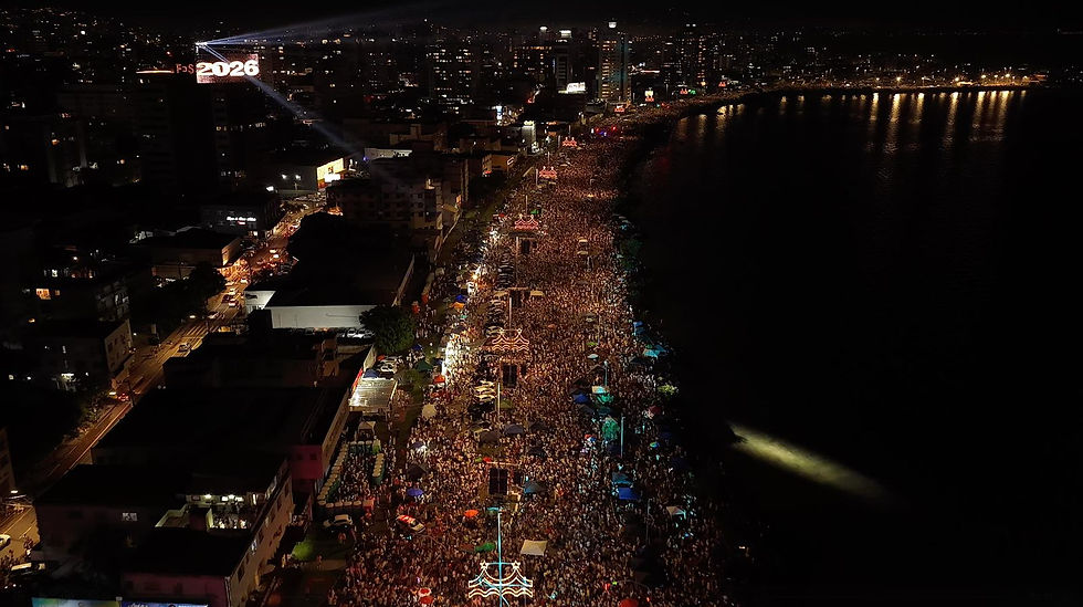 Multidão recebe ano novo com festa na orla catarinense | Foto: Floripa Square