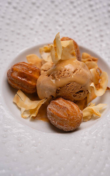 Sobremesa no Alecrim é o Clássico do Prata, mini churros com calda de doce de leite e coco queimado