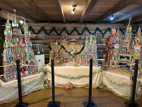Quando o Natal vira castelos: presépios de Cracóvia encantam no Bosque do Papa