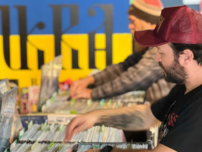 Feira de Discos movimenta fim de semana com vinis raros, chopp e atmosfera ao ar livre em Curitiba