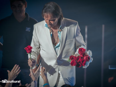 Roberto Carlos marca presença no fim de ano de Curitiba e emociona público no Teatro Positivo