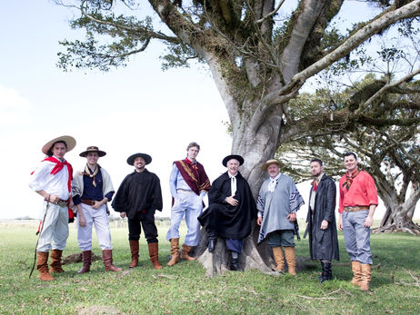 Show com Os Serranos comemora aniversário de 29 anos do CTG Querência Santa Mônica