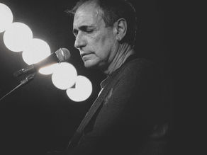 Gerson Conrad, um dos fundadores do lendário grupo Secos & Molhados, se apresenta no Jokers