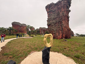 Rochas históricas e arte na paisagem: Vila Velha no feriado, destino turístico bonito até com chuva