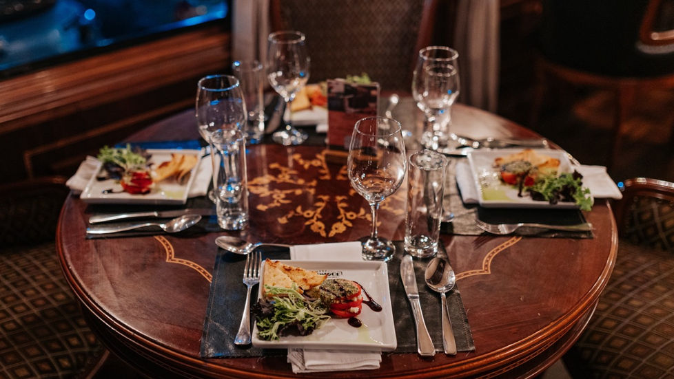 Jantar nos vagões de luxo do trem da Serra Verde Express abre temporada 2026