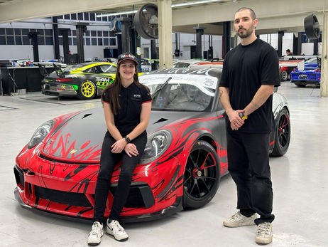 Artista plástico Adonis Alcici personaliza carro de Antonella Bassani, para a final da Porshe Cup