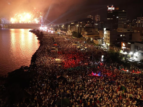 Floripa celebra a maior virada dos últimos anos com mais de 700 mil pessoas à beira-mar