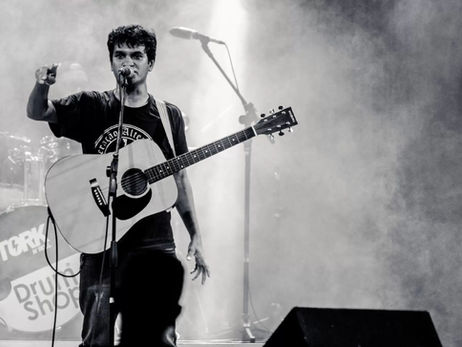 Tony Gambel, a voz de Raul Seixas na série da Globoplay, grava show em Curitiba