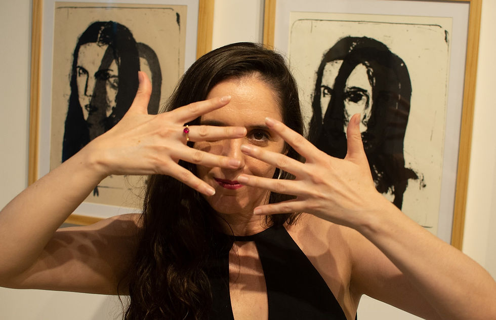 Exposição de Gabriela Queiroz retorna a Curitiba e transforma o autorretrato em travessia sensível