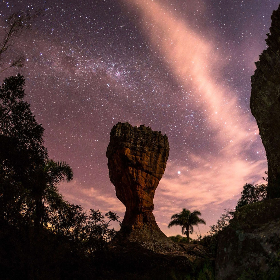 Arenitos em Vila Velha, à noite | Foto: Sergio Mendonça