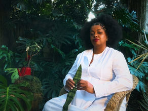 Janine Mathias canta à Bahia de Rodrigo Campos e Rômulo Fróes, no clipe 'A Bahia Virá', com filme de Oruê Brasileiro
