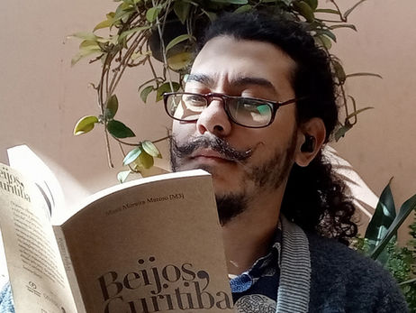 Autor curitibano lança livro de bolso com poemas sobre a capital paranaense