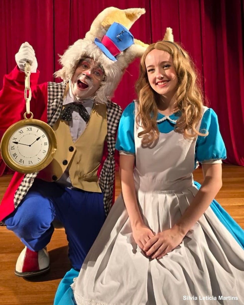 Alice no País das Maravilhas: Uma Aventura Surpreendente no Teatro