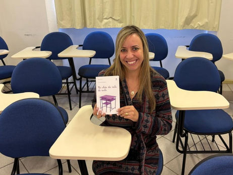 Ana Kelly Brustolin lança "No chão da sala de aula"