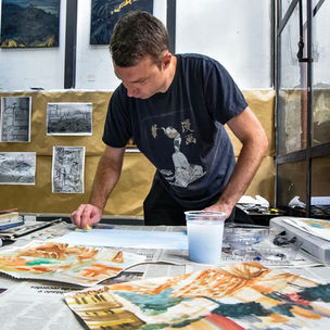 Exposição “Em Escuridão” apresenta nova série de pinturas do artista britânico Stephen Feather em Curitiba