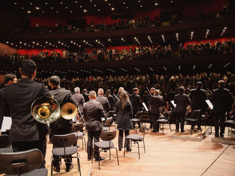 Orquestra Sinfônica do Paraná apresenta obras de Schumann e Bartók com maestrina e violoncelista convidados