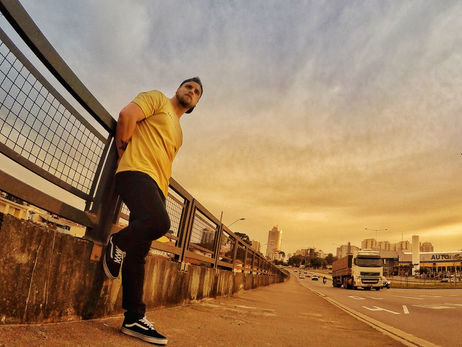 Adriano K. lança o pop rock “Dentro do Nosso Mundo”