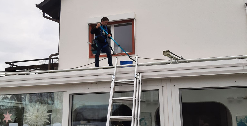 Professionelle Reinigung von Wintergarten-Glasflächen durch Matthias Reinigung in Maisprach.