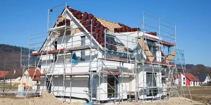 GettyImages-481566763-Frizzantine-Baustelle-Haus.webp