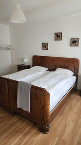 Frisch gereinigtes Hotel-Schlafzimmer in Pratteln – Matthias Reinigung sorgt für hygienisch saubere Betten und makellose Böden.